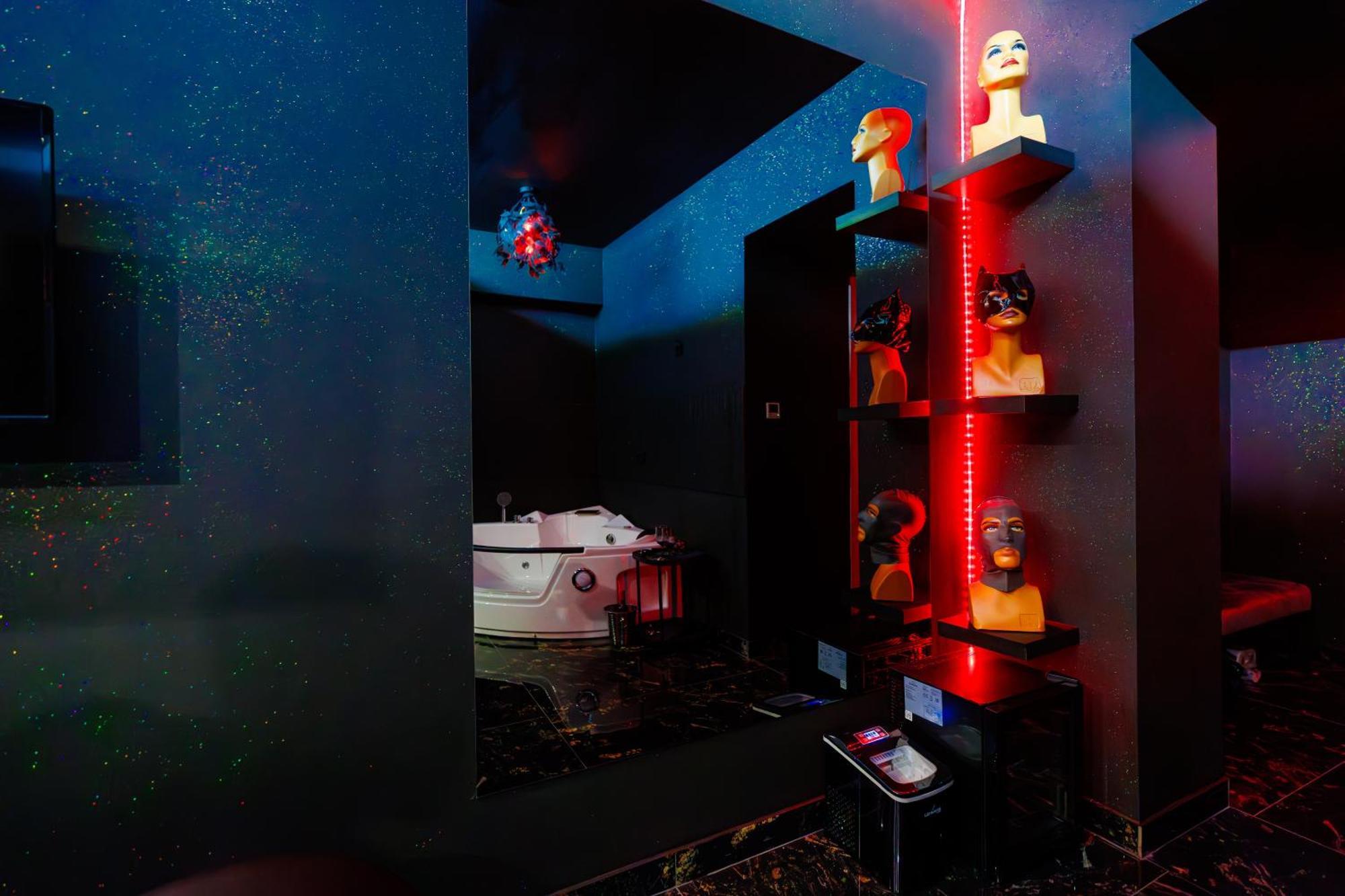 Romeo Nights - Love Rooms - Adults Only بوخارست المظهر الخارجي الصورة